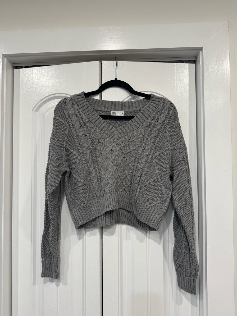 RSQ Grey Cable Knit V-Neck Cropped Sweater Size Medium